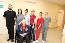 Эндоскописты ГКБ №40 удалили камень из желчного протока 95-летней бывшей узнице концлагеря без единого внешнего разреза